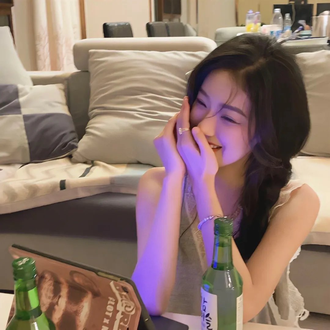 当红小花被曝私下抽烟，前后半年演唱会后台画面流出